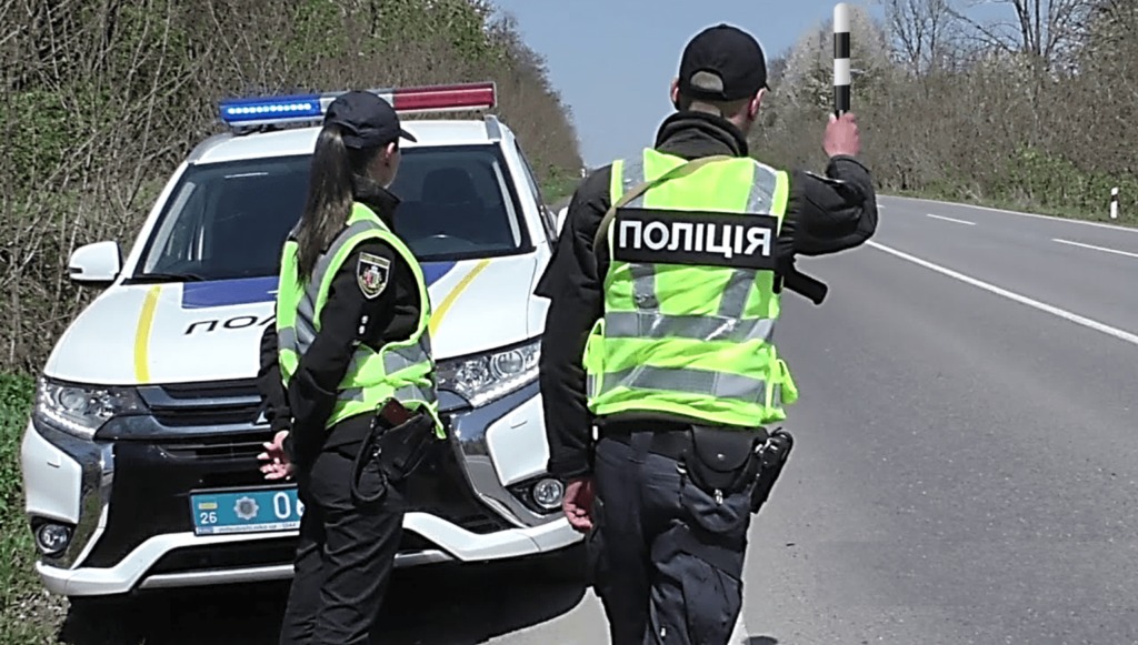 Вінесення постанови інспектором на дорозі порушує права водія